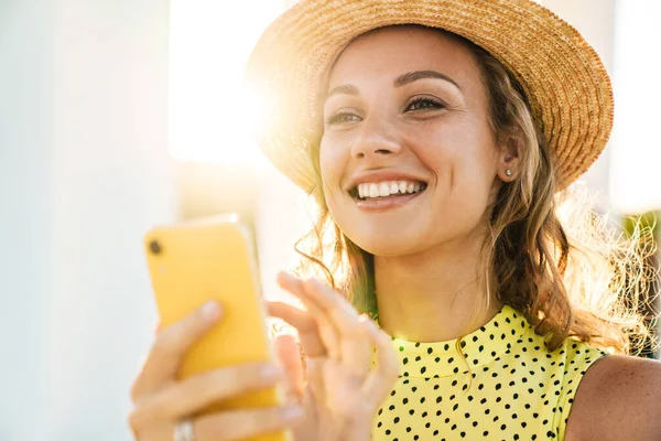 Femme marchant à l'extérieur par la rue en utilisant un téléphone mobile . — Photo