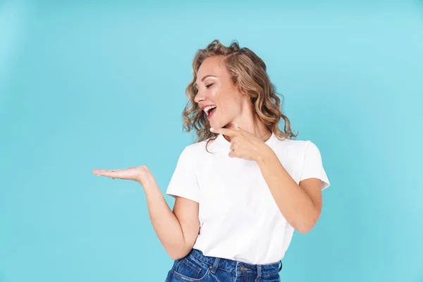 Atractiva chica joven encantadora con ropa casual de pie —  Fotos de Stock