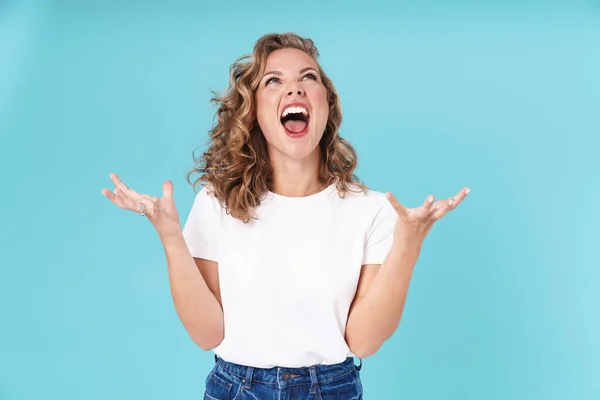 Aantrekkelijk mooi jong meisje dragen casual kleding staan — Stockfoto