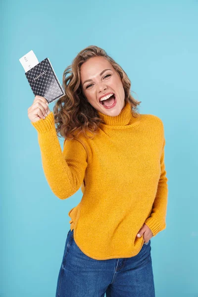 Fröhliche schöne junge Mädchen im Pullover stehend — Stockfoto