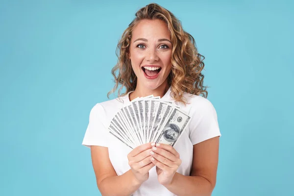 Aantrekkelijk mooi jong meisje dragen casual kleding staan — Stockfoto