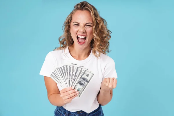 Attraktive schöne junge Mädchen in lässiger Kleidung stehend — Stockfoto