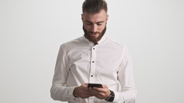 Joven Barbudo Enfocado Con Camisa Blanca Está Usando Teléfono Luego — Vídeos de Stock