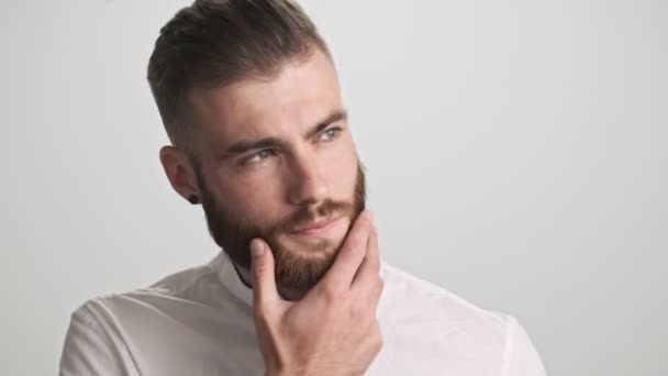 Een Serieuze Man Met Een Baard Draagt Een Wit Shirt — Stockvideo