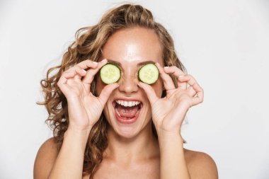 Mutlu yarı çıplak bir kadının salatalıkla dalga geçişi.