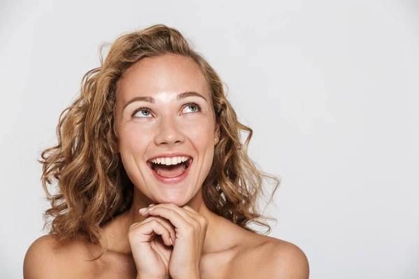 Obrázek šťastné polonahé ženy, smějící se a vzhlížející — Stock fotografie