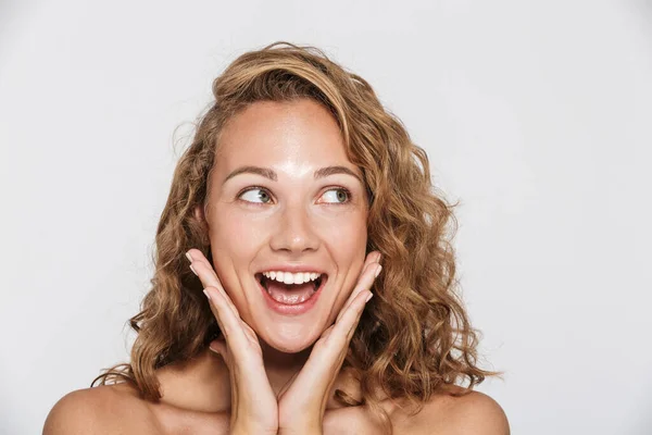 Imagen de mujer feliz medio desnuda riendo y mirando a un lado —  Fotos de Stock