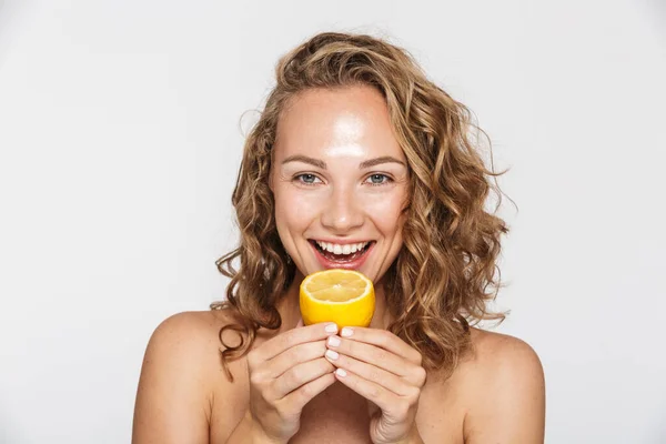 A vonzó félmeztelen nő képe, aki mosolyog és citromot tart — Stock Fotó