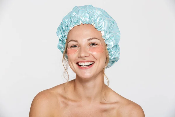 Beeld van vrouw met cosmetische pleisters en douchepet lachend — Stockfoto