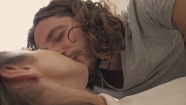 Közelről Kilátás Elégedett Szép Pár Csókolóznak Egymásra Néznek Miközben Együtt — Stock videók