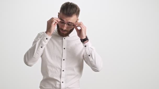 Jovem Homem Barbudo Calmo Vestindo Uma Camisa Branca Tira Óculos — Vídeo de Stock