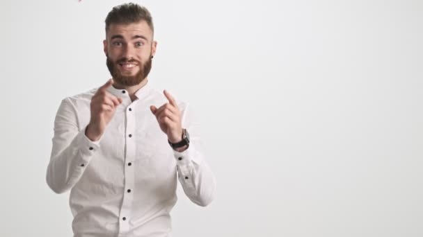 Joven Barbudo Guapo Con Una Camisa Blanca Señala Cámara Luego — Vídeo de stock