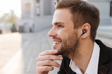 Çekici genç bir iş adamına yaklaş.