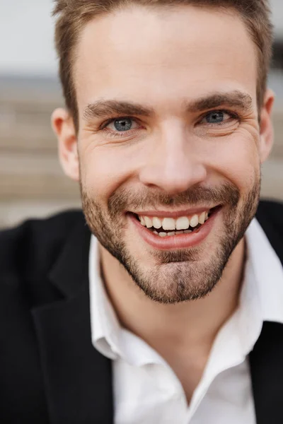 Close up of a handsome smiling young businessman — Stock Photo, Image