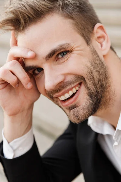 Primer plano de un joven hombre de negocios guapo y sonriente — Foto de Stock
