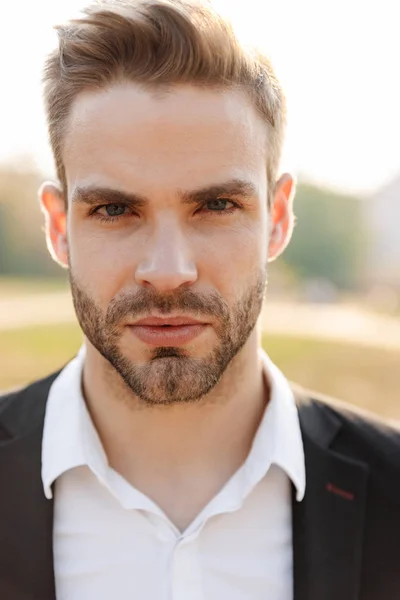 Primer plano de un joven hombre de negocios guapo y sonriente —  Fotos de Stock