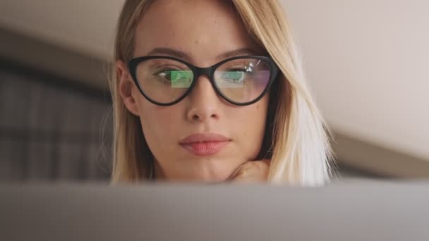 Close View Nice Focused Woman Wearing Eyeglasses Working Her Laptop — ストック動画