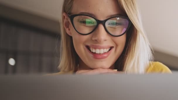 Zbliżenie Piękną Uśmiechniętą Kobietę Okularach Pracuje Laptopie Siedząc Przy Biurku — Wideo stockowe