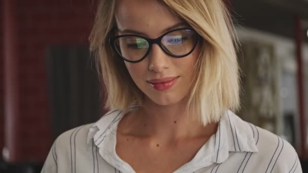Close View Smiling Woman Wearing Eyeglasses Using Laptop While Calling — Stockvideo