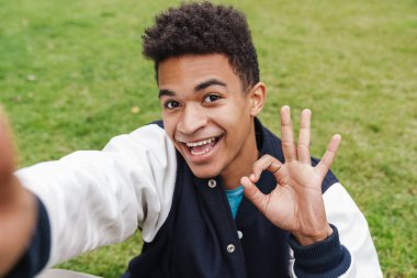 Mutlu genç çocuk selfie çekiyor.