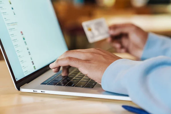 Primo piano di un uomo d'affari che lavora su computer portatile al chiuso — Foto Stock