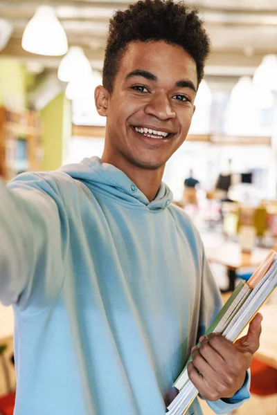 Glad pojke tonåring står vid navet — Stockfoto