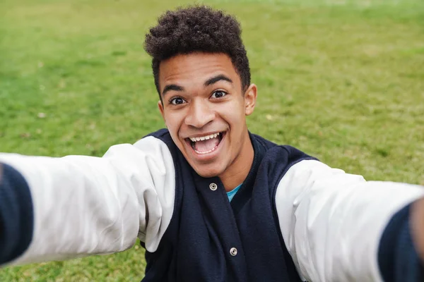 Gelukkig tiener jongen het nemen van een selfie — Stockfoto