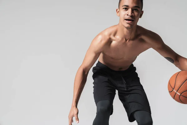 Retrato de un afroamericano sin camisa haciendo ejercicio con baloncesto —  Fotos de Stock