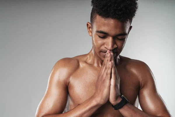 Foto de hombre afroamericano posando y sosteniendo palmas juntas — Foto de Stock