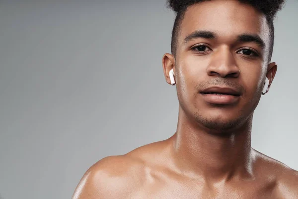 Photo closeup of shirtless african american man using earpods — Stock Photo, Image