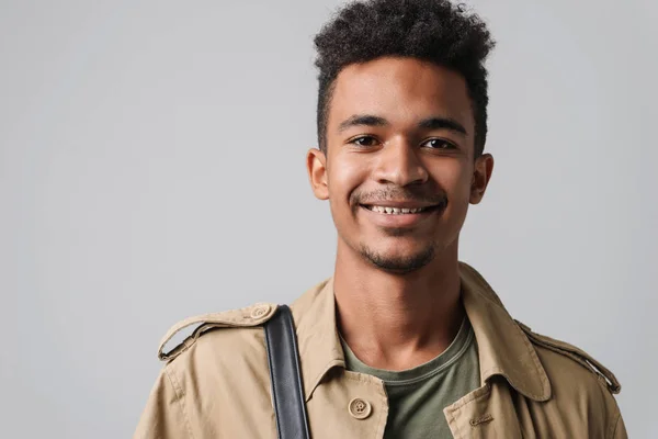 Foto do jovem afro-americano sorrindo e olhando para a câmera — Fotografia de Stock