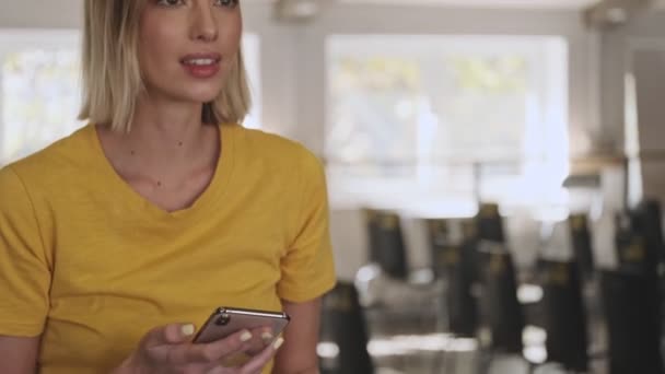 Una Mujer Sonriente Feliz Está Usando Teléfono Una Sala Conferencias — Vídeo de stock