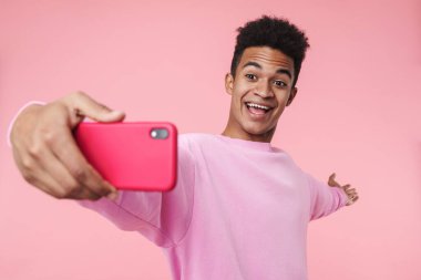 Pullower giyen gülümseyen Afrikalı bir gencin portresi.