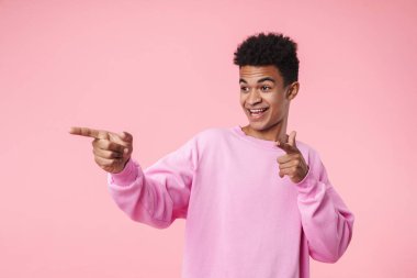 Pullower giyen gülümseyen Afrikalı bir gencin portresi.