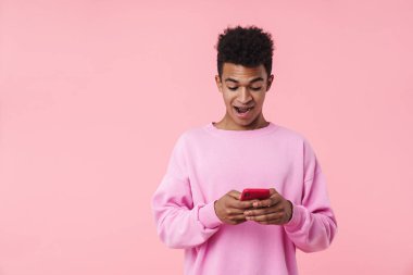 Pullower giyen gülümseyen Afrikalı bir gencin portresi.