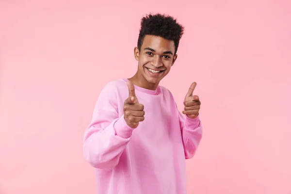 Retrato de um adolescente africano sorridente usando pulôver — Fotografia de Stock