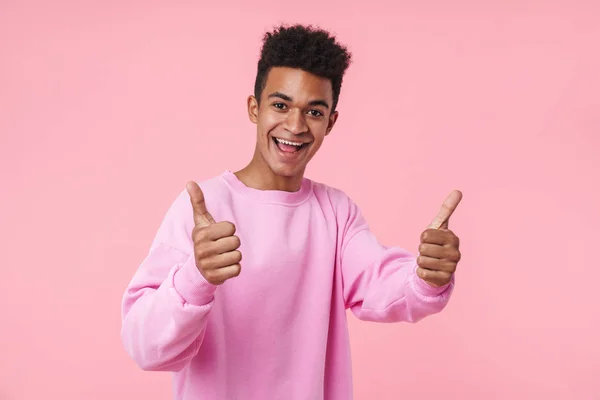 Portret van een lachende Afrikaanse tiener die een pullower draagt — Stockfoto