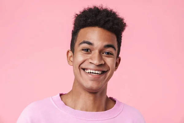 Portré egy mosolygós afrikai tinédzser fiúról pulóverben. — Stock Fotó
