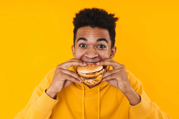 Primer plano de un joven adolescente africano alegre — Foto de Stock