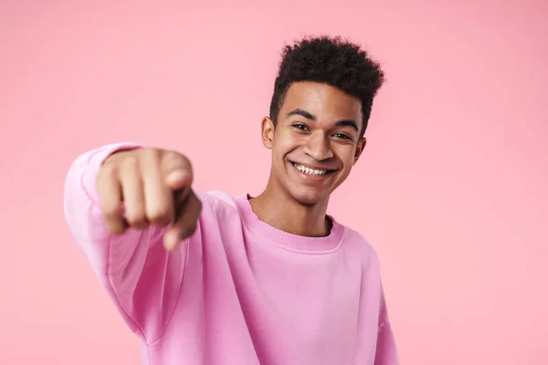 Portret van een lachende Afrikaanse tiener die een pullower draagt — Stockfoto