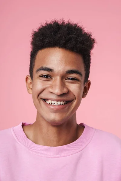 Retrato de um adolescente africano sorridente usando pulôver — Fotografia de Stock