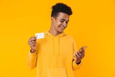 Heyecanlı bir Afrikalı gencin portresi.