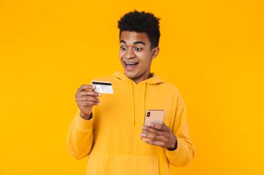 Heyecanlı bir Afrikalı gencin portresi.