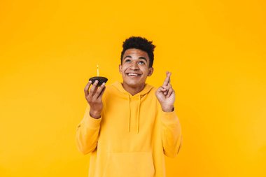 Heyecanlı bir Afrikalı gencin portresi.