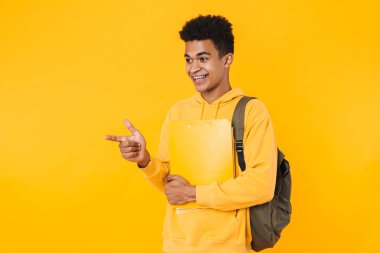 Ayakta duran mutlu bir Afrikalı gencin portresi.