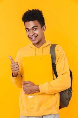 Ayakta duran mutlu bir Afrikalı gencin portresi.