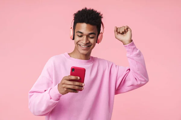 Retrato de un adolescente africano sonriente con pulidor —  Fotos de Stock