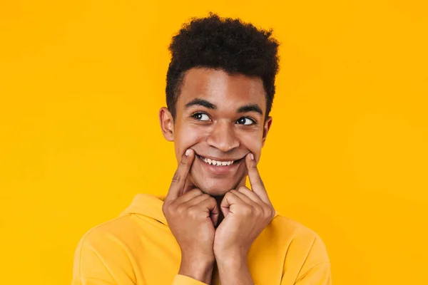 Close-up van een vrolijk jong Afrikaans tiener jongen — Stockfoto