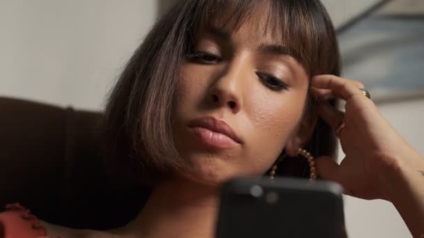 Atraktivní Kavkazská Mladá Žena Stává Šťastný Při Použití Smartphone Doma — Stock video