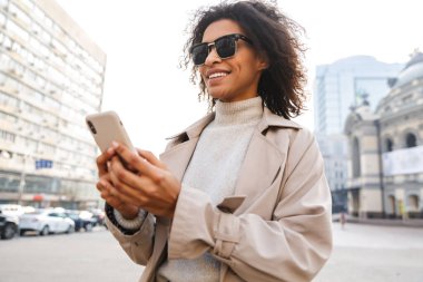 Gülümseyen çekici genç Afrikalı kadın.